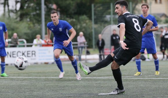 Toni Serratore ohne Gegenspieler weit und breit, das hätte eine Stunde lang funktionieren müssen, nachdem er vom Schiedsrichter nach allzu hartem Einsatz schon in der 26. Minute als rotgefährdet erklärt worden war.