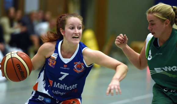 Alexandra Kessler (l.), hier im Duell mit Anna Nelles, schied in der zweiten Halbzeit angeschlagen aus - eine weitere Schwächung der dezimierten Gastgeber.