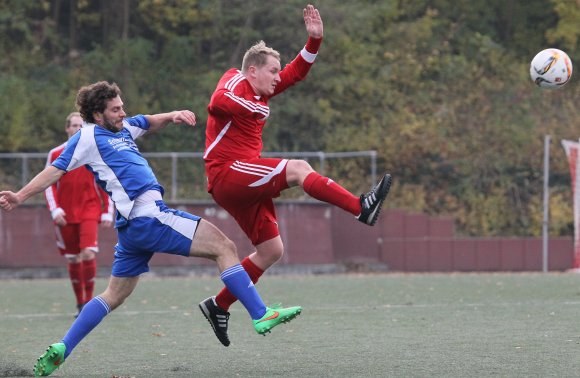 Zu viel vorgenommen? Benedikt Sinock (r.) und die TSVgg Stadecken-Elsheim bekamen gegen die SpVgg Essenheim nicht viel auf den Platz.
