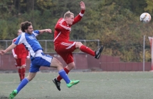 Zu viel vorgenommen? Benedikt Sinock (r.) und die TSVgg Stadecken-Elsheim bekamen gegen die SpVgg Essenheim nicht viel auf den Platz.