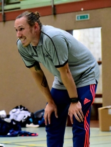 Wirkt rarlis angesichts der Offensivprobleme seiner Frauen: TSG-Trainer Maximilian Immoos.