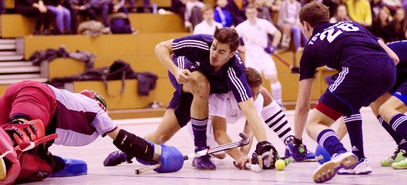 Hockey in der Halle ist eine ganz andere Baustelle als auf dem Feld. Weniger Spieler, mehr Torszenen, mehr Treffer, mehr Verletzungsgefahr, das sind die Parameter dieser Wintervarianten. Die Männer des TSV Schott starten mit einem Auswärtsspiel beim SC Safo Frankfurt in die neue Runde in der 2. Regionalliga.