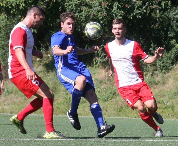 Felix Rentschler (Mitte) in der Klemme zwischen Ljubo Dragun (l.) und Matthias Bochenek: Im Hinrundenspiel war für die TSG Bretzenheim kein Durchkommen, obwohl die TSG Hechtsheim in dieser Runde nicht gerade über eine sattelfeste Abwehr verfügt.
