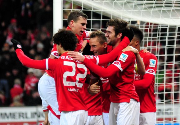 Soeben hat Stefan Bell (2.v.r.) das 3:1 geköpft. Entschieden war die Partie der 05er gegen den SC Freiburg damit aber noch nicht.