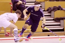 In der Halle blüht Paul Hüttemann offenbar auf. Nach einer Feldrunde, in der er kaum eine Rolle spielte, war der Stürmer nun zum Rundenauftakt beim SC SAFO Frankfurt Matchwinner mit vier, darunter dem entscheidenden Tor.