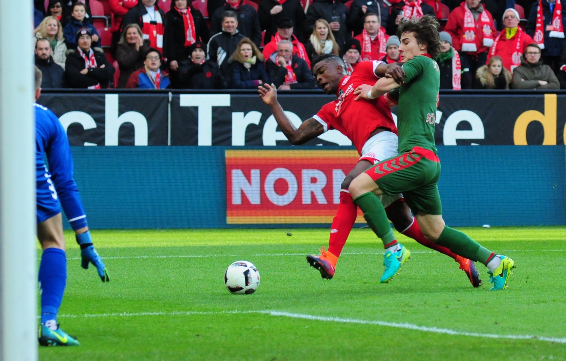 ...holte in dieser Szene gegen Caglar Söyüncü den Foulelfmeter heraus...