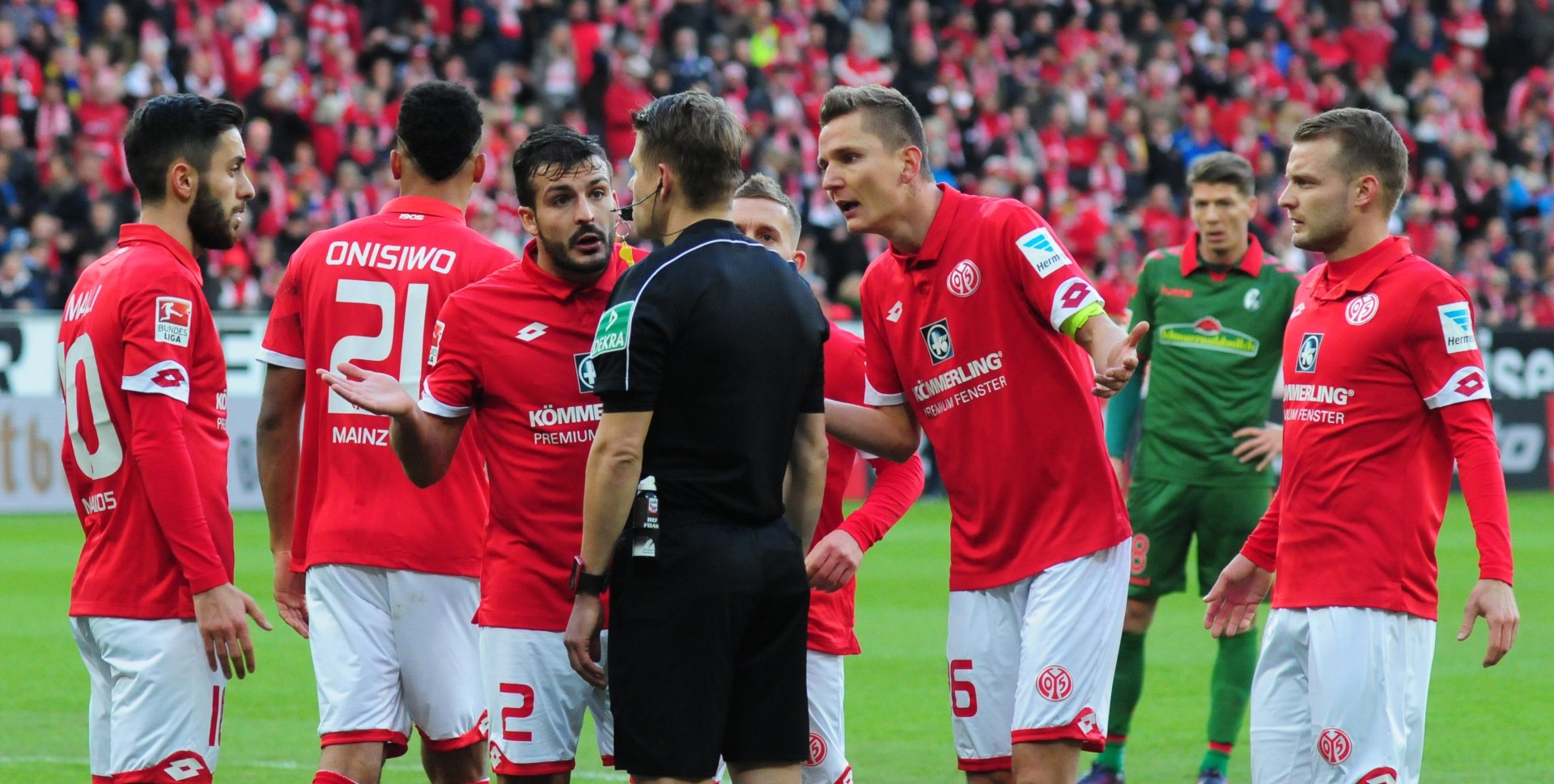 ...nach der Aberkennung durch den Unparteiischen Patrick Ittrich, die zu einer Diskussion führten...