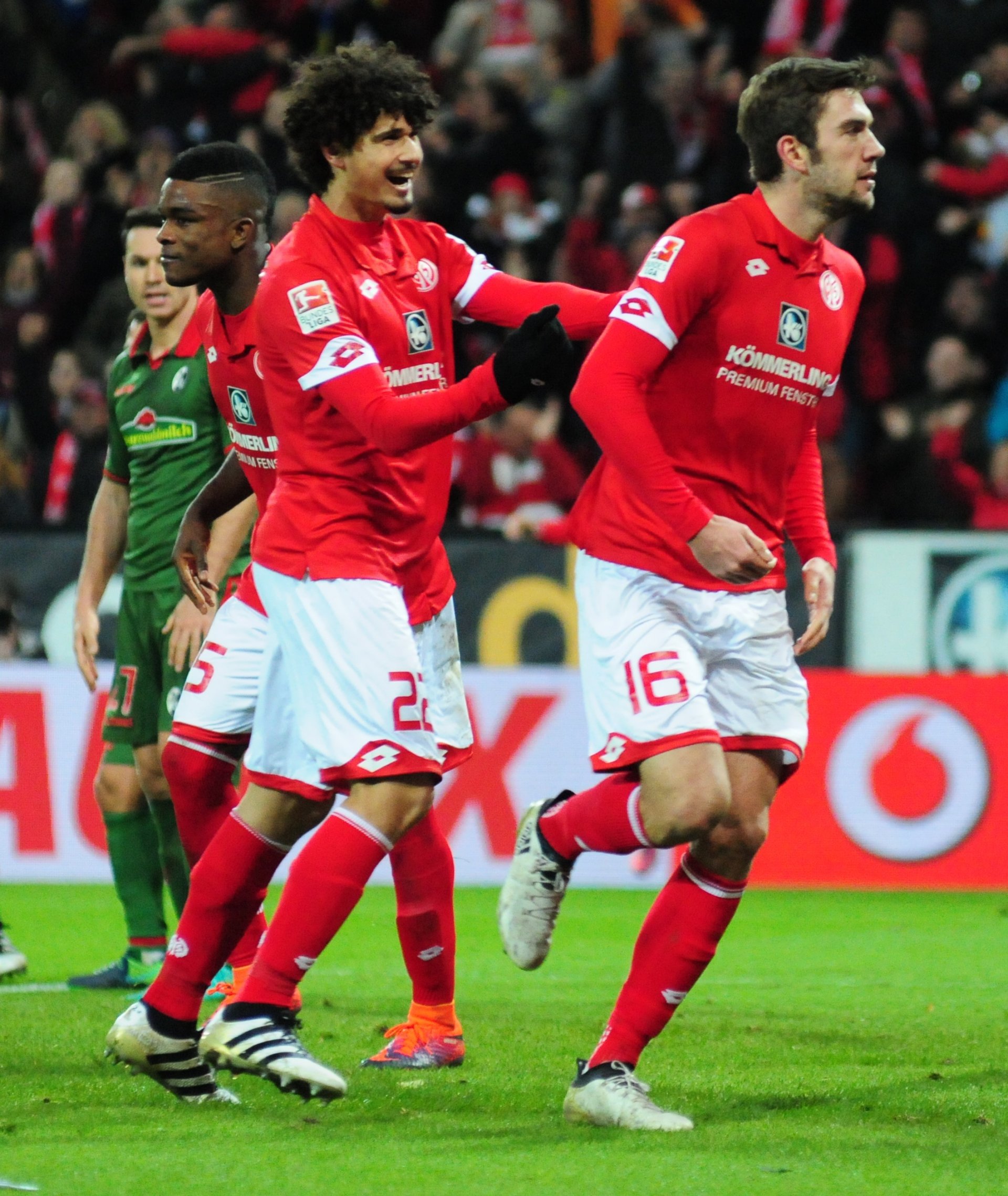 Nach dem Freiburger Anschlusstreffer stellte Stefan Bell (r.) nach Malli-Ecke den Zweitorevorsprung wieder her