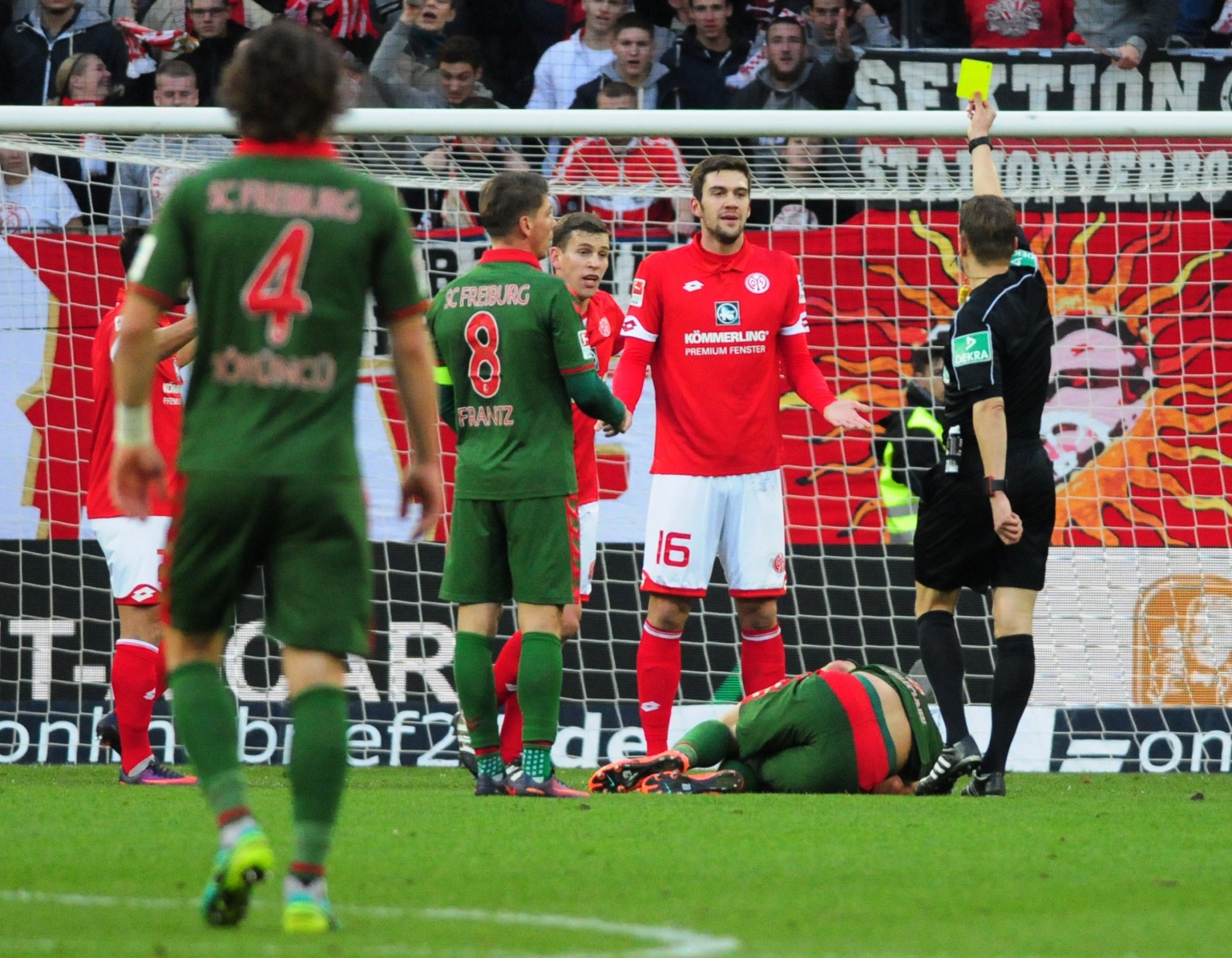 Diese Gelbe Karte war die fünfte für Stefan Bell in dieser Saison - am kommenden Sonntag in Berlin muss er aussetzen.