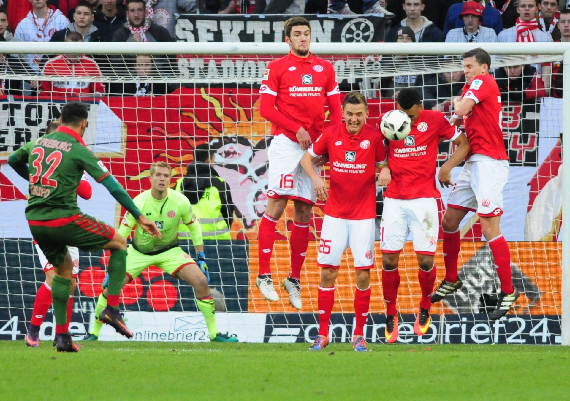 Freistöße des Freiburgers Vincenzo Grifo waren fast immer gefährlich - in diesem Fall ...