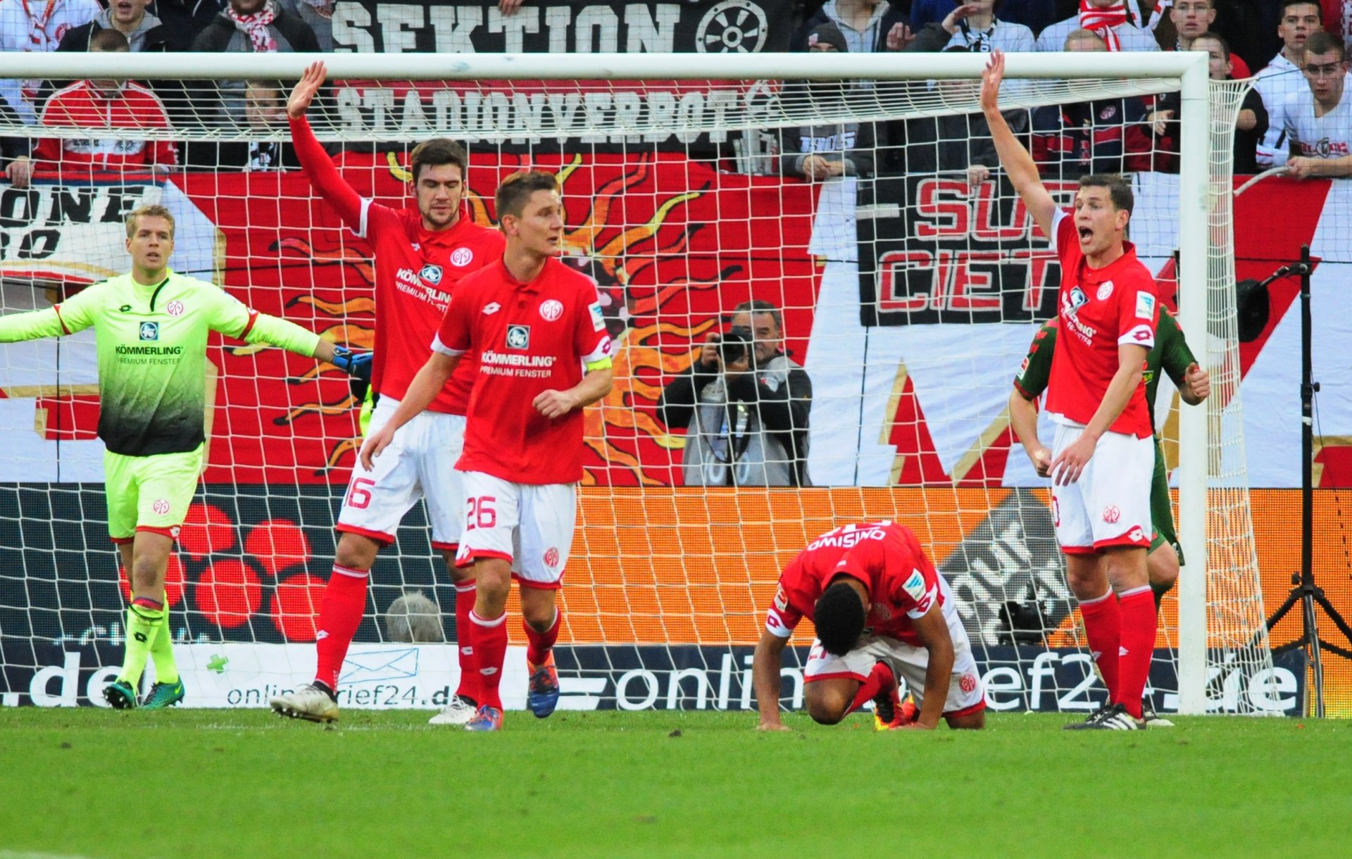 ...zwang er Karim Onisiwo in die Knie.