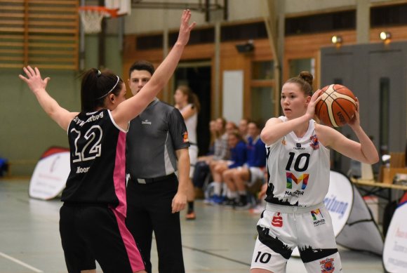 Das dritte Viertel war das beste, danach hatten Patricia Sagerer (r.) und der ASC das Spiel gegen den TSV Wasserburg II vorentschieden.