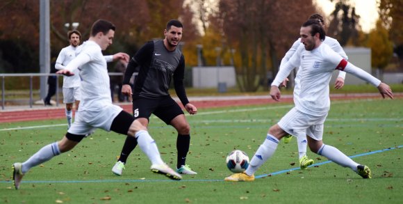 Diesmal durfte Ljubo Dragun (Mitte, gegen Marius Piesch und Marcus Nungesser) für die TSG Hechtsheim wieder im Sturm spielen und besorgte prompt den Ausgleich.