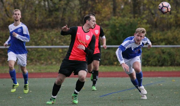 Auch Italclub-Stürmer Amir Hodzic fand keinen Weg, die stabile Klein-Winternheimer Hintermannschaft zu überwinden.