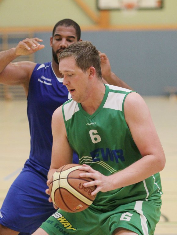 Vorne machte Martin Weis 19 Punkte, hinten machte er die Wege zum Korb zu.