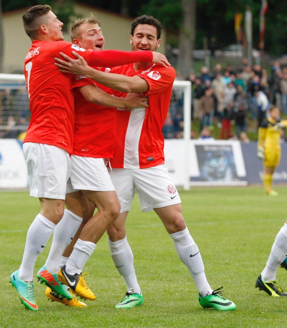 Groß war der Jubel nach dem 2:0 bei Steven Lewerenz, dem Torschützen Daniel Bohl und Mounir Bouziane, der den ersten Mainzer Treffer erzielt hatte.