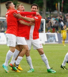 Groß war der Jubel nach dem 2:0 bei Steven Lewerenz, dem Torschützen Daniel Bohl und Mounir Bouziane, der den ersten Mainzer Treffer erzielt hatte.