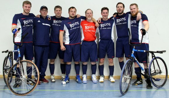 Die Aufsteiger des RV Hechtsheim (v.l.): Paul Wassermann, Coach Frank Bauer, Sven Beller, Lukas Scheib, Thomas Stauder, Stefan Beismann, Janis Stenner und Dennis Krauß.