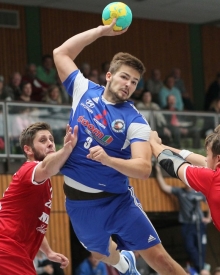 Roman Kraus, hier im siegreichen Heimspiel der vorigen Saison (32:23) gegen den TV 05 Müllheim, konnte erstmals wieder vollwertig trainieren und dürfte neben dem Rückraum auch den Innenblock der Nieder-Olmer wieder stärken.