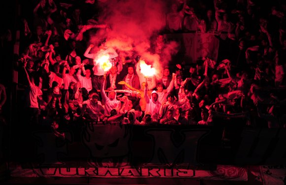 05-Fans in Anderlecht. Könnten aber auch 05-Fans in Saint-Etienne oder sonstwo sein.