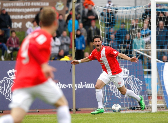 Der Ball im Tor, die Arme ausgebreitet: Mounir Bouziane köpfte am Mittwoch in Neustrelitz in der siebten Minute das 1:0.