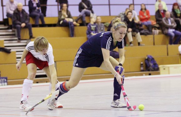 Um- und Aufrüsten im Sturm: Im ersten Heimspiel der Regionalliga-Hockeyfrauen des TSV Schott rückt Sophie Dilchert zusammen mit Ilka Langshausen und Larisa Dolezilek in den Kader nach, dafür bekommen Hannah Jung und Lusia Poths eine Pause.