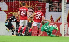 Diese Szene aus dem ersten Gruppenspiel wurde den 05ern zum Verhängnis: der späte Ausgleich, den sie im Heimspiel gegen AS Saint-Etienne kassierten. Wäre es damals beim 1:0 geblieben, stünden die Mainzer jetzt einen Punkt vor den Franzosen.