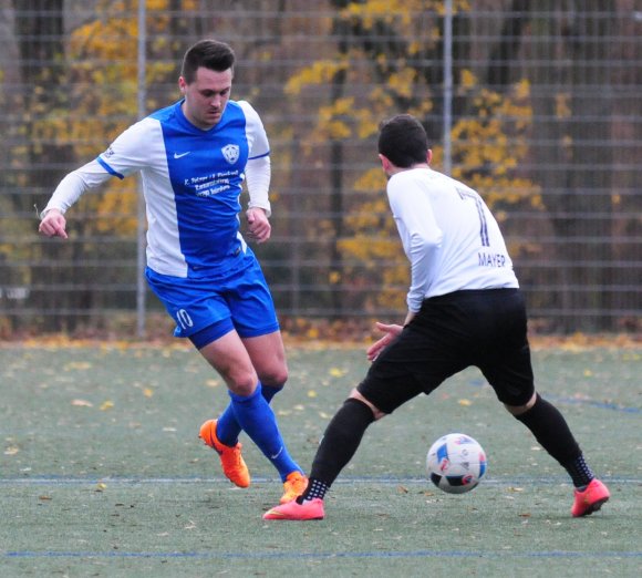 Es muss ja nicht immer ein Beinschuss sein - aber so Fußball spielen wie gegen den SV Herschberg sollen Marco Streker und die Mombacher schon.