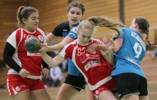 Die Gonsenheimerinnen Franziska Roth und Chiara von Roden (blaue Trikots v.l.) nehmen FSG-III-Spielerin Feline Teuscher in die Zange, Aline Lindner (l.) kann ihrer Mitspielerin nicht helfen.