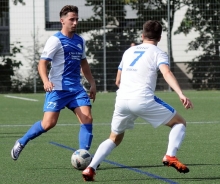 Daniel Pflüger (l.) musste noch vor der Pause verletzt ausgewechselt werden, Felix Sitter (r.) hatte zu diesem Zeitpunkt bereits das 2:0 für den TB Jahn Zeiskam erzielt.erzielt.