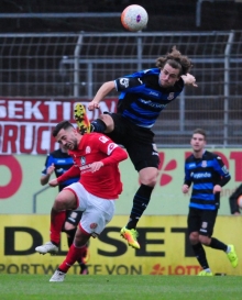 Besar Halimi hielt den Kopf hin, der Frankfurter Yannick Stark kam für diese Attacke mit der Gelben Karte davon.