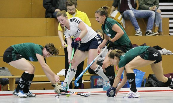 Sina Bohrer in Not: Die Abwehrchefin sieht sich von gleich drei Münchnerinnen umringt und hat keinen Passweg mehr frei.   