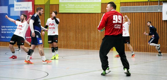 Aus und vorbei: Gerrit Wamsers (2.v.l.) letzter Wurfversuch ist wenige Sekunden vor der Schlusssirene zur Beute von TV-05-Torwart Alexander Winkler geworden. Die Gästespieler triumphieren.
