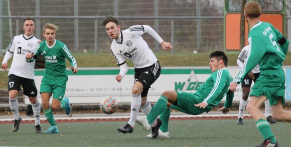 Das wird Sebastian Krämers erster Streich: In der elften Minute erzielt der Finther Stürmer das 1:0...