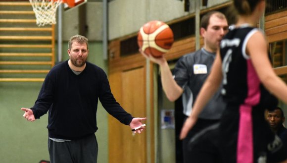 An der Seitenlinie wird Alexander Heidbrink vor Weihnachten wohl nicht mehr stehen - und die bevorstehende Sperre dürfte auch noch ins neue Jahr reichen.