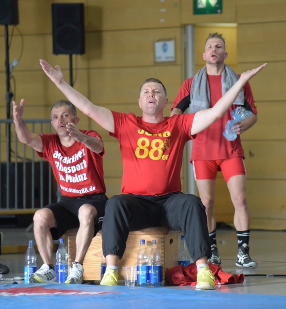 Durchlebt eine frustrierende Saison: Steven Krumbholz (M.), Trainer der Zweiten Mannschaft des ASV Maiz 88.