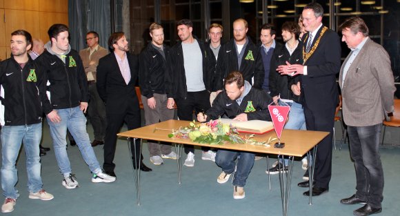 Martin Kipphan, diesmal nicht mit Schlag-, sondern mit Schreibgerät, weiß, wie's geht: Der Routinier war schon 2007 Deutscher Meister mit den Mainz Athletics.