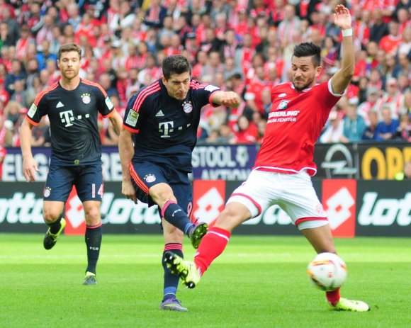 Sein Comeback nach sieben Monaten gab Danny Latza (r.) am Sonntag in Berlin. Am Freitag ist zumindest nicht ausgeschlossen, dass er Bayern-Stürmer Robert Lewandowski auf dem Rasen begegnen wird.