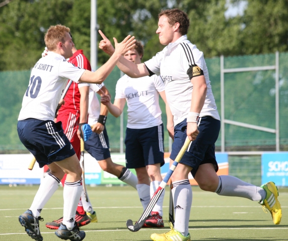 Kapitän Alexander Hemmersbach (r.) ließ sich nach seinem enscheidenden vierten Treffer für den TSV im Derby gegen den Kreuznacher HC gebührend feiern. Die eine oder andere Abklatschrunde sollte am Samstag auch beim ASV München drin sein.