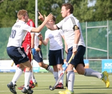 Kapitän Alexander Hemmersbach (r.) ließ sich nach seinem enscheidenden vierten Treffer für den TSV im Derby gegen den Kreuznacher HC gebührend feiern. Die eine oder andere Abklatschrunde sollte am Samstag auch beim ASV München drin sein.