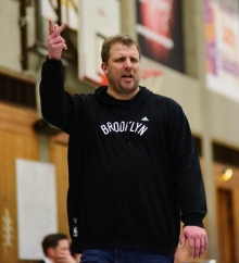 Zwei Finger kann er wieder einklappen: Alexander Heidbrink ist nur für ein Spiel gesperrt.