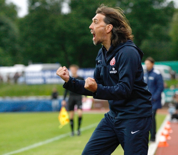 Nein, sagt Martin Schmidt, dies sei nicht sein Jubel nach dem 2:0 in Neustrelitz gewesen - sondern die Aufforderung an Steven Lewerenz, konsequenter in die Zweikämpfe zu gehen.