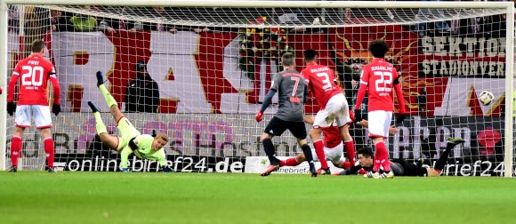 Sehen Sie auf diesem Foto Arjen Robben? Nein? Macht nix, die 05-Hintermannschaft hatte den Bayern-Angreifer auch aus den Augen verloren, was diesem den Treffer zum 1:2 ermöglichte.