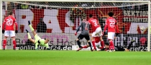 Sehen Sie auf diesem Foto Arjen Robben? Nein? Macht nix, die 05-Hintermannschaft hatte den Bayern-Angreifer auch aus den Augen verloren, was diesem den Treffer zum 1:2 ermöglichte.
