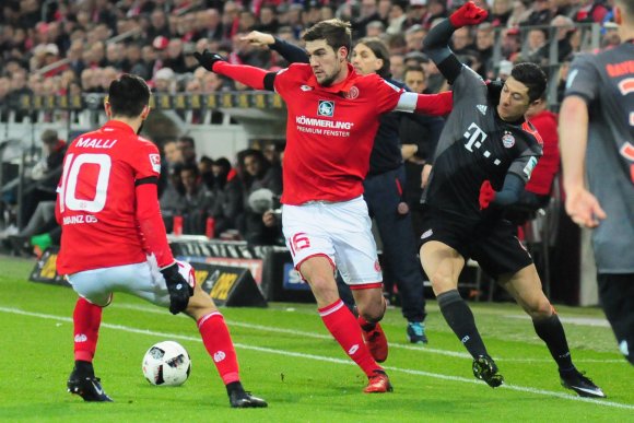 In dieser Szene drängt Stefan Bell den Bayern-Torjäger Robert Lewandowski ab. In der achten Minute aber hatte der Pole bereits zugeschlagen.