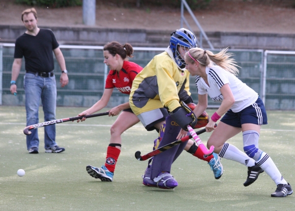 Den Ball an der gegnerischen Torhüterin vorbeibringen, wie es hier Saskia Benter (r.) zeigt, das sollte den Hockeyfrauen des TSV Schott auch in Ludwigshafen wieder häufiger gelingen.