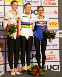 Wer beim Siegerfoto die Blumen ablegen muss, hat's geschafft: Lisa Hattemer (M.) ist Weltmeisterin im 1er-Kunstradfahren. Die Gau-Algesheimerin setzte sich vor Viola Brand (l.) und der Slowakin Nicole Frybortova durch.