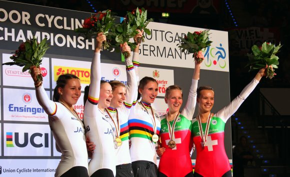 Zum zweiten Mal die Besten der Welt: Julia und Nadja Thürmer (Mitte) verteidigten ihren Titel erfolgreich.