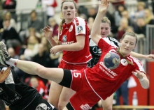 In Schräglage versucht FSG-Kreisläuferin Janka Bauer (r.) an den Ball zu kommen, Alicia Soffel kann ihr nicht helfen. Solche Szenen am Kreis gab es zu selten gegen den TSV Haunstetten, der viele Angriffe schon abzubrechen verstand, ehe der Ball am Kreis ankommen konnte.