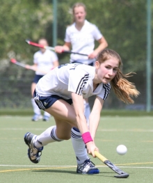 Wie hier Clara Beck stießen die TSV-Hockeyfrauen auch beim TFC Ludwigshafen auf fast keinen Widerstand und siegten zum neunten Mal im neunten Spiel.